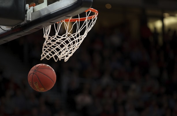 NBA季后赛湖人队与勇士队关键对决的现场直播镜头