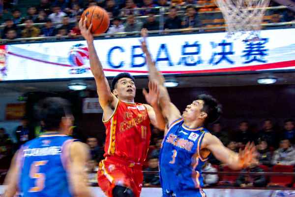 中国男子篮球职业联赛CBA总决赛激烈对抗场面
